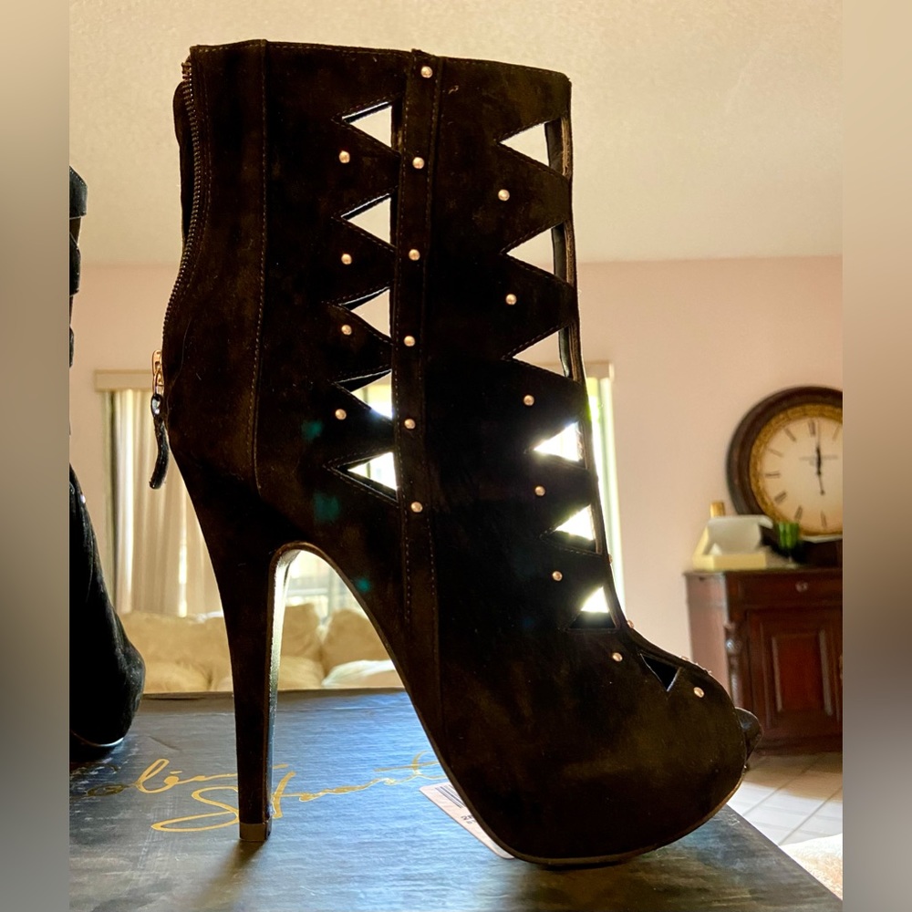 VICTORIA’S SECRET COLIN STUART BLACK OPEN-TOE BOOTS — SIZE 9